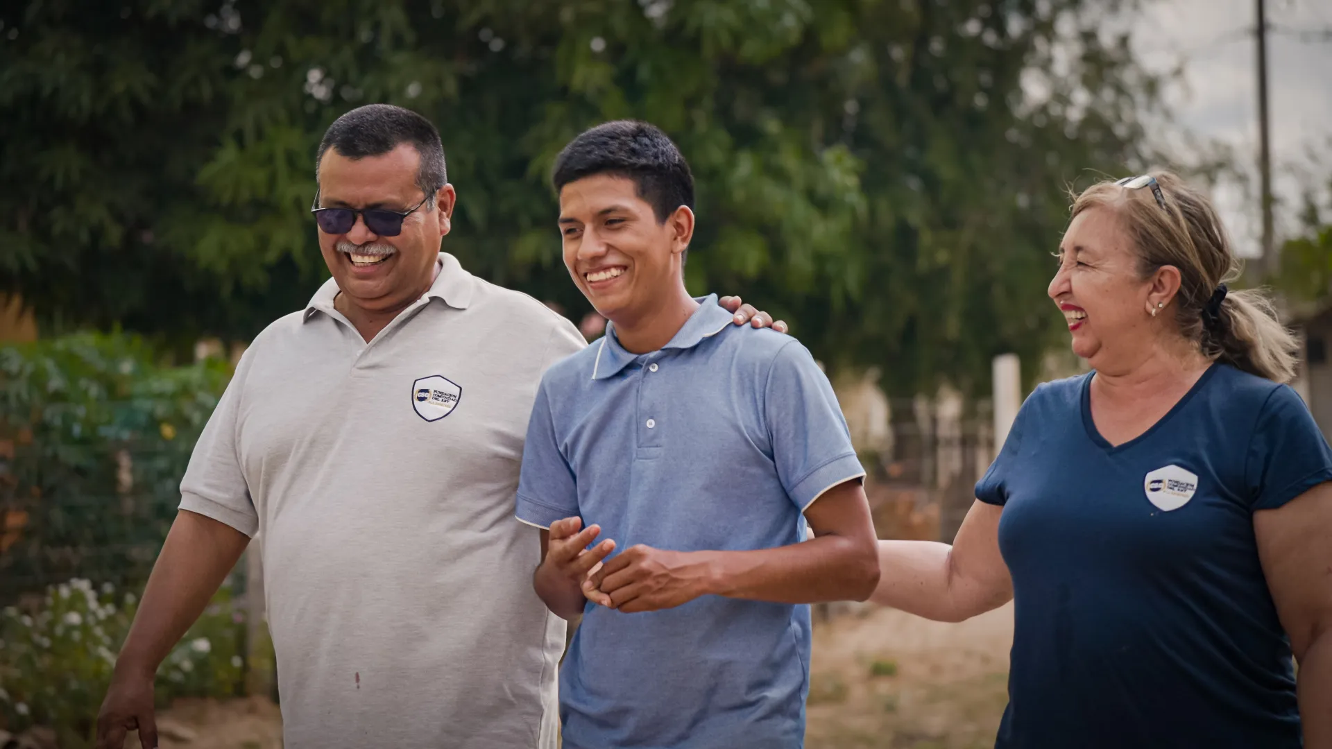 Participante con personal de la iglesia
